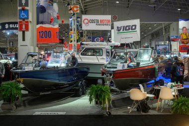 Toronto, ON, Kanada - 20 Ocak 2026: Kapalı bir tekne fuarında sergilenen karavanlar, deniz sporları ve boş zamanlarla ilgilenen ziyaretçileri cezbediyor.