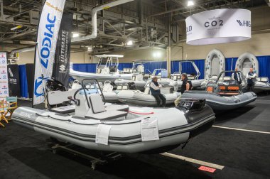 Toronto, ON, Kanada - 20 Ocak 2026: Aralarında Zodiac RIBs 'in de bulunduğu yeni model tekneleri kapalı alandaki uluslararası tekne fuarında izleyen ve deniz sanayisine odaklanan insanlar