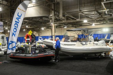 Toronto, ON, Kanada - 20 Ocak 2026: Ziyaretçiler kapalı bir Toronto tekne fuarında sergilenen Zodiac katı şişirilebilir botları gezip tartışıyor