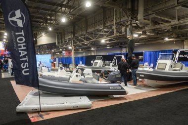 Toronto, ON, Kanada - 20 Ocak 2026: Kapalı deniz ticaret fuarına katılanlar, sert şişirilebilir tekneleri ve sergilenen tekne ekipmanlarını teftiş ediyorlar