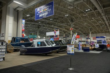 Toronto, ON, Kanada - 20 Ocak 2026: Büyük bir uluslararası tekne fuarında sergi salonundaki eğlence teknelerinin yeni modellerini keşfeden ziyaretçiler