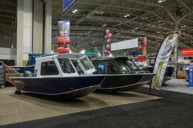 Toronto, ON, Kanada - 20 Ocak 2026: Kapalı bir tekne fuarında sergilenen iki modern balıkçı teknesi, parlak alüminyum gövdeler, kompakt kabinler ve deniz tasarımı özellikleri