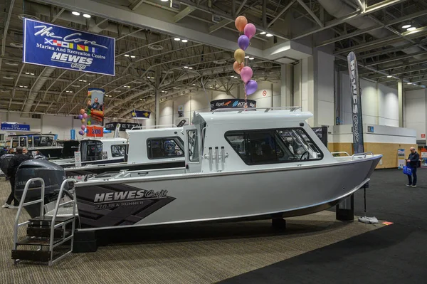 Toronto, ON, Kanada - 20 Ocak 2026: Hewescraft 210 Sea Runner botu kapalı bir tekne fuarında sergileniyor, deniz eğlence araçları ve eğlence endüstrisi sergileniyor