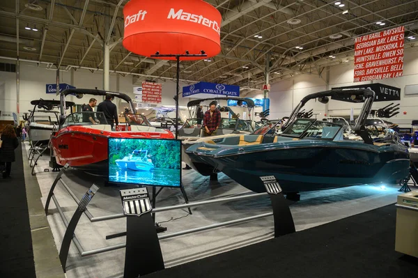 Toronto, ON, Kanada - 20 Ocak 2026: MasterCraft tekneleri sergi standlarında son modelleri sergiliyor ve ziyaretçiler kapalı alandaki etkinlikte teknoloji ve yeni tasarımlar keşfediyor