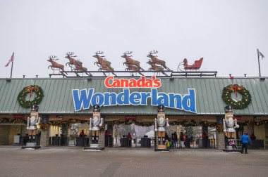 Toronto, ON, Kanada - 31 Aralık 2025: Kanada 'nın Harikalar Diyarı tema parkına giren ziyaretçiler, Kış Festivali için fındıkkıran, Noel çelenkleri ve kış boyunca aydınlatıcı ışıklarla süslenmiş kişiler