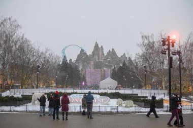 Toronto, ON, Kanada - 31 Aralık 2025: Kış Festivali sırasında kar ve festival ışıklarıyla Kanada 'nın Harikalar Diyarı' nın girişinde yürüyen kalabalık
