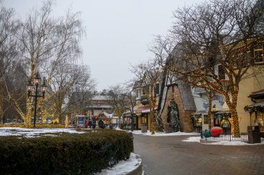 Toronto, ON, Kanada - 31 Aralık 2025: Tema parkı alanı kış festivali sırasında ışık ve süslemelerle süslenmiş, büyülü bir kış sezonu yakalıyor