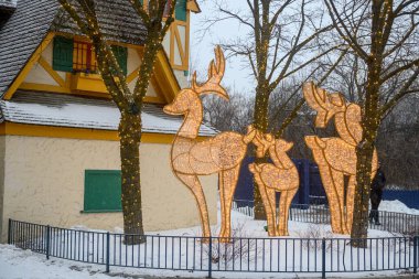 Toronto, ON, Kanada - 31 Aralık 2025: Kanada 'nın Harikalar Diyarı Kış Festivali' nde parlayan ren geyiği aydınlatma, festival ışıkları ve karla kaplı cazibesiyle büyülü açık hava tatili gösterisi