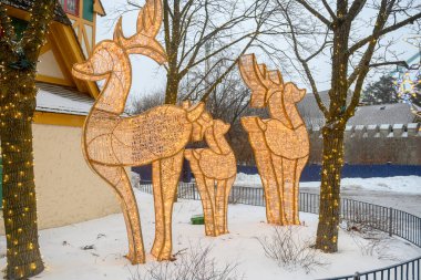 Toronto, ON, Kanada - 31 Aralık 2025: Aydınlatılmış ren geyiği süslemeleri Kanada 'nın Harikalar Diyarı' nda kış festivali sırasında kar yağarken neşeli bir atmosfer yaratıyor