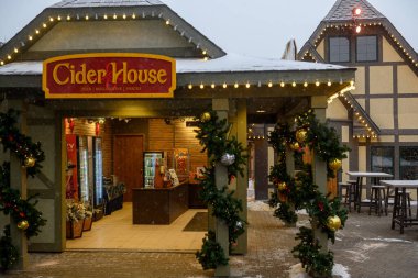 Toronto, ON, Kanada - 31 Aralık 2025: Bira, sıcak şarap ve abur cubur sunan Elma Evi, kış aylarında ışık ve çelenklerle süslenmiş