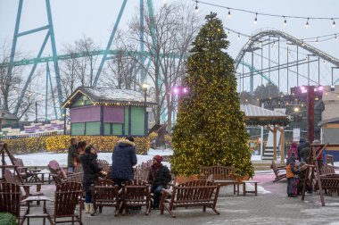 Toronto, ON, Kanada - 31 Aralık 2025: İnsanlar büyük bir Noel ağacı ve düşen karla Kanada 'nın Harikalar Diyarı, WinterFest' te bayram atmosferinin tadını çıkarıyorlar