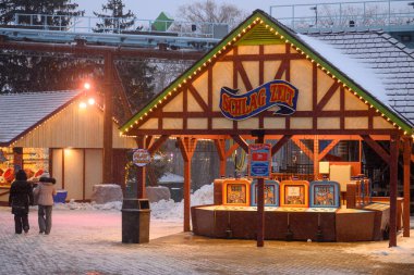 Toronto, ON, Kanada - 31 Aralık 2025: Kış Festivali ziyaretçileri Kanada 'nın Harikalar Diyarı eğlence parkında Noel ışıkları, kar ve kış eğlenceleriyle dolu bir akşamın tadını çıkarıyorlar