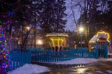 Toronto, ON, Kanada - 31 Aralık 2025 Kış Harikalar Diyarı 'nda ışıklandırılmış bir atlıkarınca gezisi ve bir lunaparktaki ağaçları süsleyen renkli Noel ışıkları