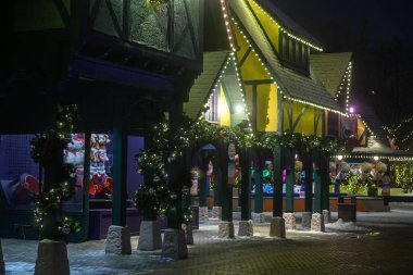 Toronto, ON, Kanada - 31 Aralık 2025 'te Kanada' nın Harikalar Diyarı 'nda karanlık bir gökyüzüne karşı aydınlatılmış Noel ışıkları ve dekorasyonlarla aydınlatılmış şenlikli binalar