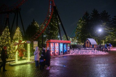 Toronto, ON, Kanada - 31 Aralık 2025: Kanada 'nın Harikalar Diyarı' ndaki Kış Festivali sırasında Noel aydınlanmaları ve şenlikli dekorasyonlar yaşayan konuklar