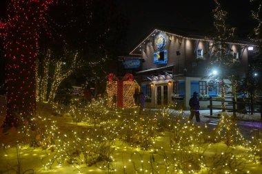 Toronto, ON, Kanada - 31 Aralık 2025: Kanada 'nın Harikalar Diyarı eğlence parkını aydınlatan Kış Festivali, hediye kutusu ışık gösterimi, festival süslemeleri ve geceleri kar içeriyor