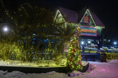Toronto, ON, Kanada - 31 Aralık 2025: Kanada 'nın Harikalar Diyarı' nda kış sahnesi, süslü bir Noel ağacı ve parlayan ışıklarla Spinnovator 'un cazibesini gösteriyor