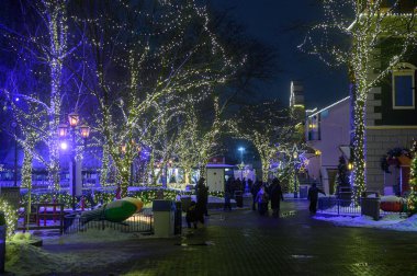 Toronto, ON, Kanada - 31 Aralık 2025 Kış Festivali, ağaçları ve binaları sicim ışıklarıyla aydınlatarak, geceleri büyülü bir kış tatili deneyimi yaratıyor.