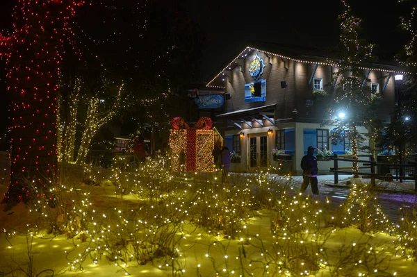 Toronto, ON, Kanada - 31 Aralık 2025: Kanada 'nın Harikalar Diyarı eğlence parkını aydınlatan Kış Festivali, hediye kutusu ışık gösterimi, festival süslemeleri ve geceleri kar içeriyor