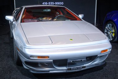 Toronto, ON, Kanada - 13 Şubat 2026: Uluslararası bir otomobil fuarında zamansız otomotiv tasarımı ve lüks performans sergileyen gümüş klasik Lotus Esprit