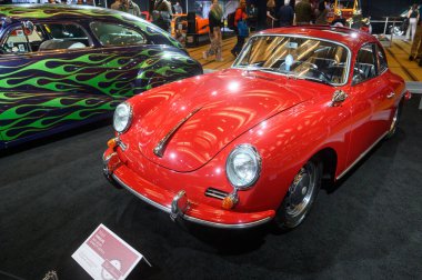 Toronto, ON, Kanada - 13 Şubat 2026: Kırmızı 1964 Porsche 356 C klasiği Toronto 'daki Kanada Uluslararası Otomobil Fuarı' nda sergileniyor.