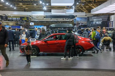 Toronto, ON, Kanada - 13 Şubat 2026: Ziyaretçiler, sergi ve vitrinlerle meşgul olan hareketli bir otomobil fuarı salonunda sergilenen yeni araba ve araçları keşfediyorlar