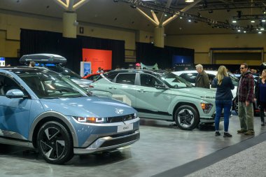 Toronto, ON, Kanada - 13 Şubat 2026: Hyundai Ioniq 5 ve Kona Electric 'i araştıran katılımcılar EV teknolojisi ve kentsel hareketlilik sergileyen büyük bir otomotiv sergisinde sergileniyor