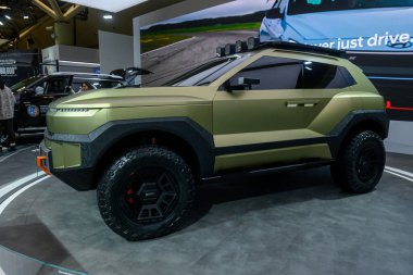 Toronto, ON, Kanada - 13 Şubat 2026: Yeşil ve siyah konsept SUV Toronto 'daki 2026 Kanada Uluslararası Otomobil Fuarı' nda sergilenmekte, geleceğin otomotiv tasarımı sergilenmektedir.