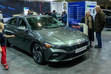 Toronto, ON, Kanada - 13 Şubat 2026: Hyundai Elantra Hybrid Sedan ziyaretçi çekiyor ve genç bir çocuk 2026 Kanada Uluslararası Otomobil Fuarı 'nda izliyor