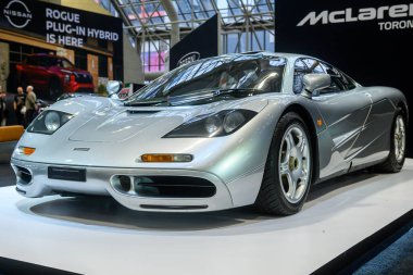Toronto, ON, Kanada - 13 Şubat 2026: Silver McLaren F1 bir Toronto otomobil fuarında sergilenen, klasik tasarım, lüks ve koleksiyoncu temyizi