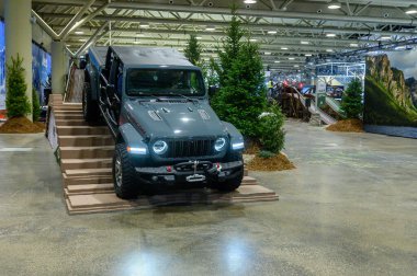 Toronto, ON, Kanada - 13 Şubat 2026: Jeep Rubicon off-road SUV, Toronto 'daki Kanada Uluslararası Otomobil Fuarı' nda kapasitesini gösteren simülasyonlu bir patika engelinde