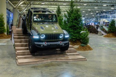 Toronto, ON, Kanada - 13 Şubat 2026: Jeep Rubicon, içeride iki kişinin bulunduğu bir engelli parkurunda kabalığını sergileyerek otomotiv etkinliğine ziyaretçileri çekti
