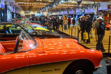 Toronto, ON, Kanada - 13 Şubat 2026: Kanada Uluslararası Otomobil Fuarı 'ndaki klasik ve modern arabalara hayran olan kalabalık sergi salonunu gezen ziyaretçiler