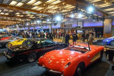 Toronto, ON, Kanada - 13 Şubat 2026: Kanada Uluslararası Otomobil Fuarı katılımcıları bir sergi salonunda klasik ve lüks araba koleksiyonunu izliyorlar