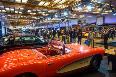 Toronto, ON, Kanada - 13 Şubat 2026: Kanada Uluslararası Otomobil Fuarı 'nda üstü açık klasik Chevrolet Corvette, yeni ve klasik araçları keşfeden ziyaretçileri çekiyor
