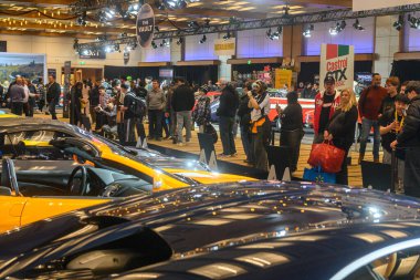 Toronto, ON, Kanada - 13 Şubat 2026: Toronto 'daki Kanada Uluslararası Otomobil Fuarı' nda sergilenen lüks arabaları keşfeden kalabalık, kapalı otomotiv sergisi