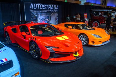 Toronto, ON, Kanada - 13 Şubat 2026: Kanada Uluslararası Otomobil Fuarı 'nda modern otomotiv tasarımı ve yüksek performanslı mühendislik sergilenen lüks spor arabalar