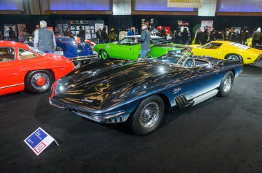 Toronto, ON, Kanada - 13 Şubat 2026: Klasik Chevrolet Corvette Sting Ray tasarımını Toronto 'daki 2026 Kanada Uluslararası Otomobil Fuarı' nda sergiliyor.
