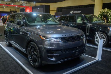 Toronto, ON, Kanada - 13 Şubat 2026: Uluslararası bir otomobil fuarında lüks otomotiv tasarımı ve yeniliği sergilenen New Range Rover Sport aracı