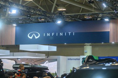 Toronto, ON, Kanada - 13 Şubat 2026: INFINITI logo afişi markanın sektördeki varlığını gösteren bir otomotiv sergisinde belirgin bir şekilde sergilendi
