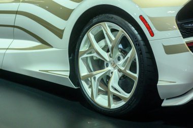 Toronto, ON, Kanada - 13 Şubat 2026: Bugatti Chiron çarkı ve beyaz ve altın kaplamalı çamurluk, lüks otomotiv tasarımı ve mühendisliği sergilenmektedir