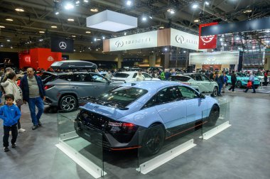 Toronto, ON, Kanada - 13 Şubat 2026: Modern bir otomobil fuarında yeni elektrikli araçları keşfeden katılımcılar, otomotiv endüstrisinde yenilik ve gelecekteki hareketlilik sergiliyorlar