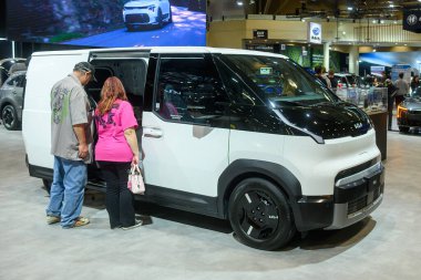 Toronto, ON, Kanada - 13 Şubat 2026: Kia PV5 konseptini araştıran katılımcılar Toronto 'da düzenlenen 2026 Kanada Uluslararası Otomobil Fuarı' nda sergilendi.