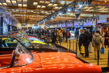 Toronto, ON, Kanada - 13 Şubat 2026: Kalabalık bir otomobil fuarında kapalı mekanda sergilenen klasik arabalar, otomotiv sergilerini keşfeden birçok ziyaretçi,