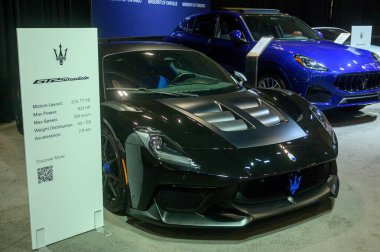 Toronto, ON, Kanada - 13 Şubat 2026: Maserati GT2 Stradale supercar gelişmiş tasarım ve yüksek performans sergiliyor, arka planda Maserati Grecale
