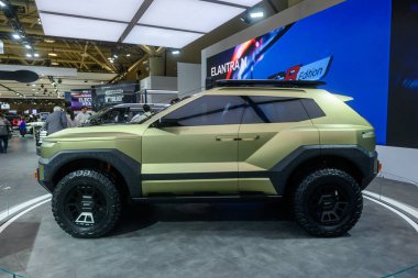 Toronto, ON, Kanada - 13 Şubat 2026: Yenilikçi otomotiv tasarımını ön plana çıkaran uluslararası bir otomobil fuarında mat çöl renginde fütüristik elektrikli cip konsepti sergileniyor