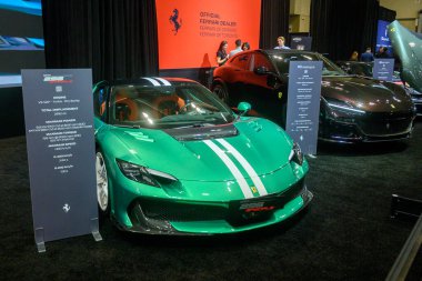 Toronto, ON, Kanada - 13 Şubat 2026: Yeşil Ferrari 296 GTS gelişmiş mühendislik ve lüks tasarımı gösteren Kanada Uluslararası Otomobil Fuarı