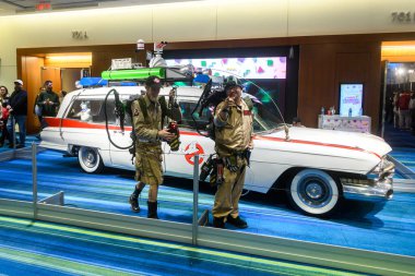 Toronto, ON, Kanada - 14 Şubat 2026: Hayalet Avcıları hayranları Toronto 'da klasik bir ecto-1 arabasının yanında pop kültürünü kutlayan paranormal dedektifler gibi giyindiler