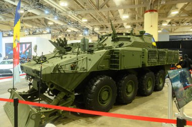 Toronto, ON, Kanada - 14 Şubat 2026: Toronto, Kanada 'daki Kanada Uluslararası Otomobil Fuarı' nda gösterilen saban eklentili zırhlı savaş aracı, savunma teknolojisini vurguluyor