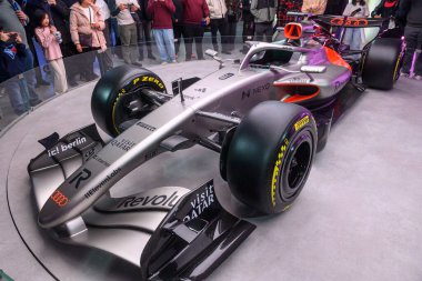 Toronto, ON, Kanada - 14 Şubat 2026: Gelişmiş otomotiv tasarımı ve teknolojisi sergilenen bir otomobil fuarında gümüş ve turuncu formüllü yarış arabası